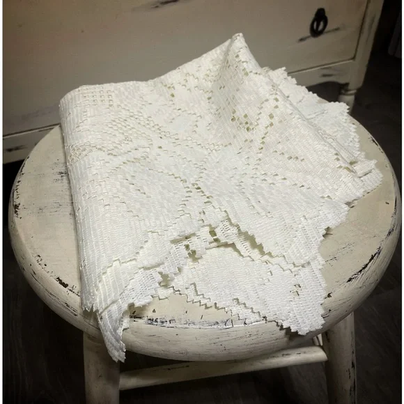 Elegant White Lace Tablecloth - Picture 3 of 4